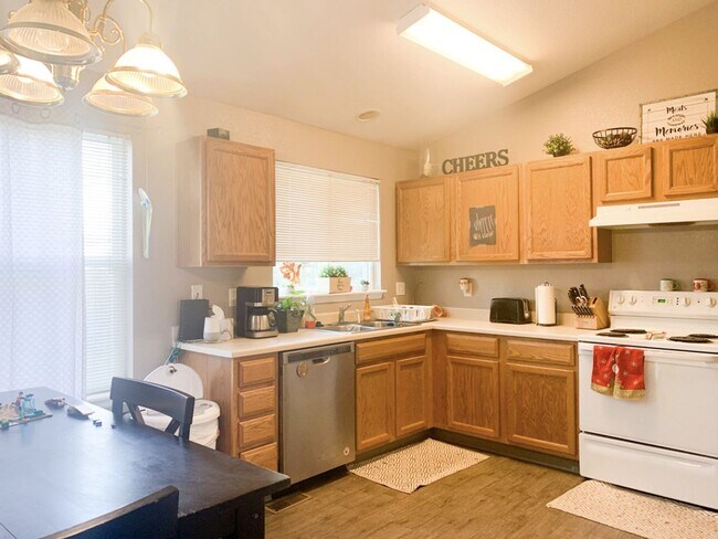 Building Photo - Evolve Real Estate: Fantastic Home with La...