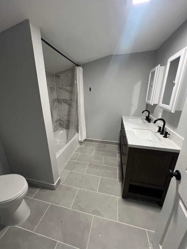 Building Photo - 1933 James Ave