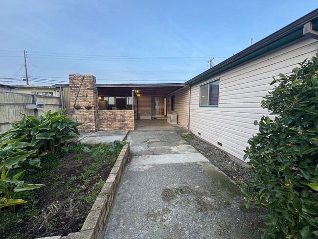 Building Photo - Spacious 3 bedroom, laundry, covered patio