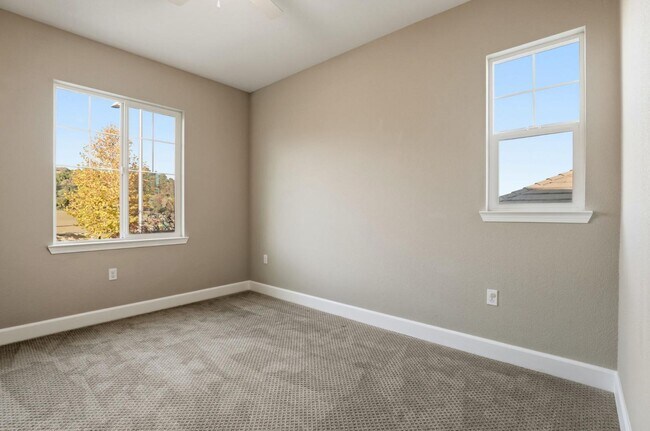 Building Photo - 1818 Tarragon Dr