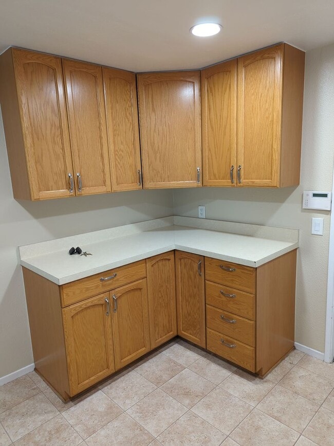 Building Photo - 2 Bed/2.5 Bath Townhouse w/2 Car Attached ...