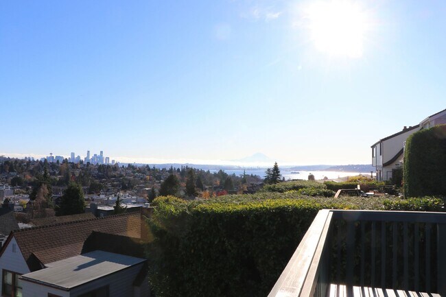 Building Photo - 2466 Montavista Pl W