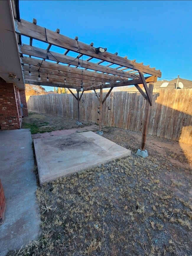 Building Photo - 3 bed 2 bath 2 car garage