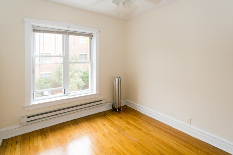 Building Photo - 938 W Cornelia Ave