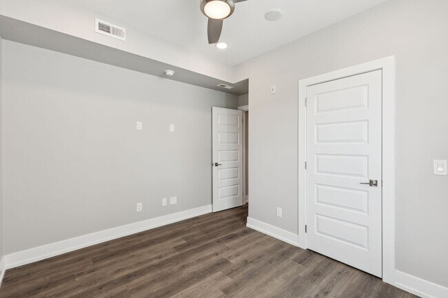 Building Photo - Chic 2-Bedroom Rental with Stunning Roofto...