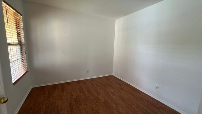 Building Photo - East Lancaster Home