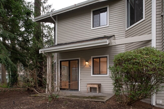 Building Photo - Beautifully Remodeled 2 Bed 2 Bath Redmond Condo!