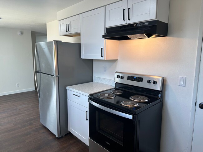 Building Photo - Beautifully updated 2 bedroom 1 bathroom d...