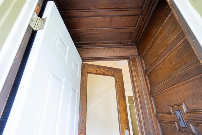 Building Photo - Newly Renovated 3 Blocks From ESF and SU C...