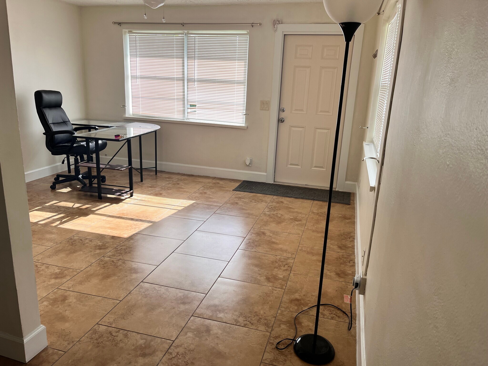 Living room - 2658 Mangrove St