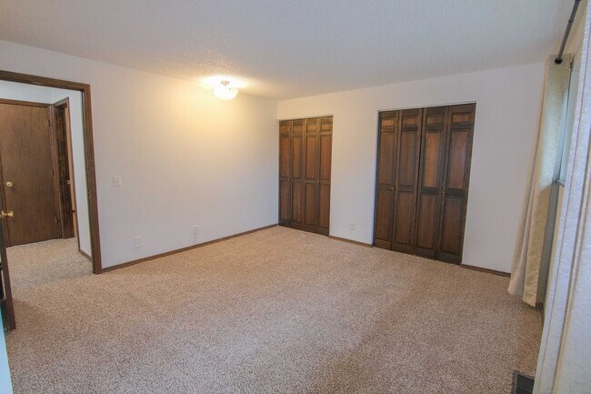 Building Photo - 3 bedroom 2 bathroom duplex in South Eugene!