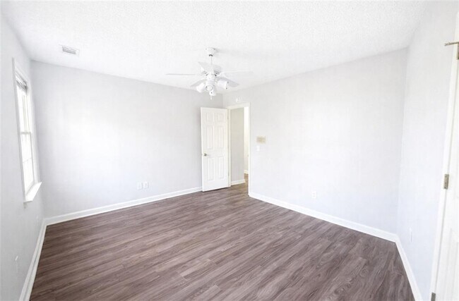 Building Photo - 1960 McEachern Manor Dr