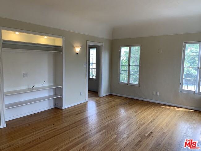 Building Photo - 802 N Sweetzer Ave