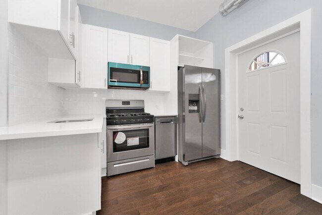 Building Photo - 845 N Damen Ave