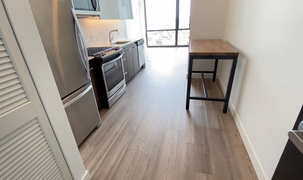 Building Photo - 1243 N Paulina St