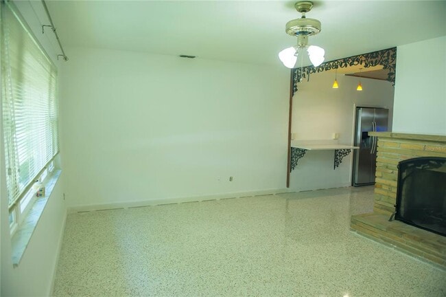 Building Photo - 904 Brookside Dr