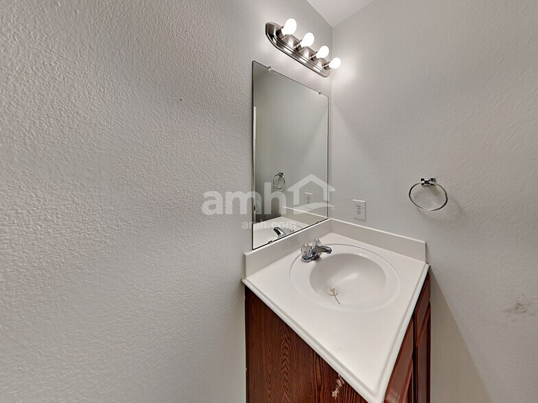 Building Photo - 742 Mission Ln