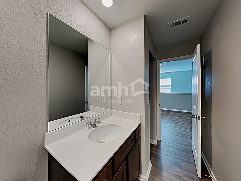 Building Photo - 415 Vermeer Ct