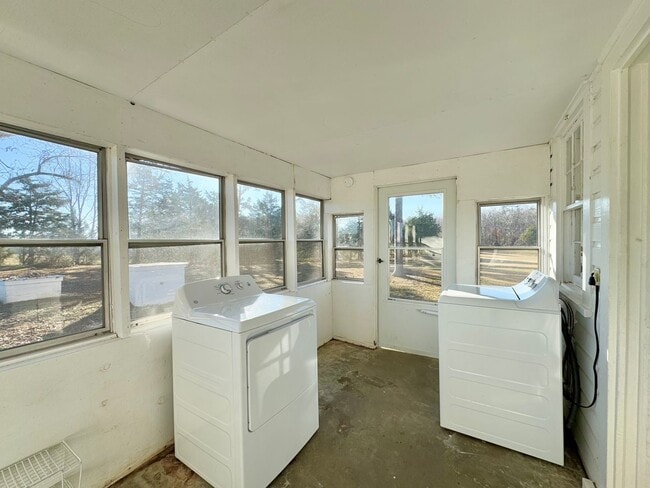 Building Photo - Must See Country Home Minutes to Kerr Lake