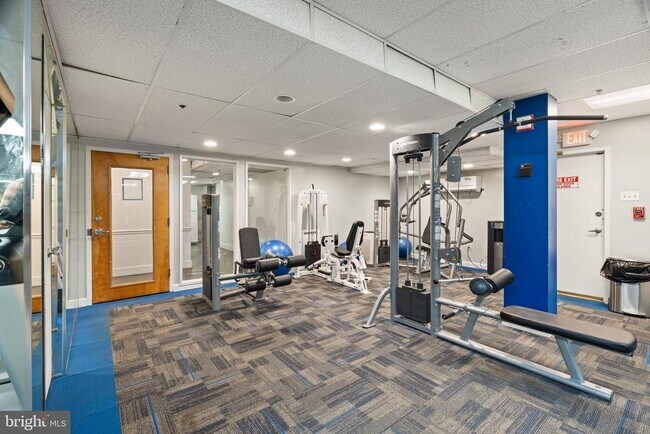 Building Photo - 200 Lombard St