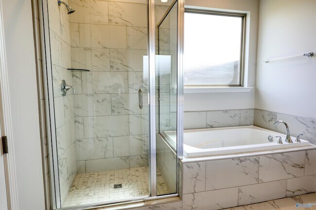 Building Photo - 102 Clift Crk Dr