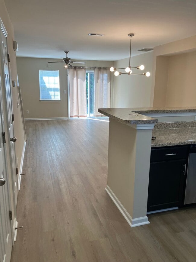 Building Photo - Robyns Glen townhome