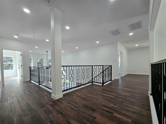 Building Photo - 14811 Wallach Dr