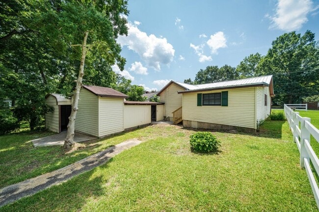 Building Photo - Stunning Renovated 3BR/2BA Home – Move-In ...