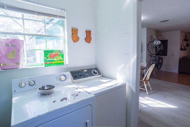 Building Photo - Beautiful House Near Downtown!!!