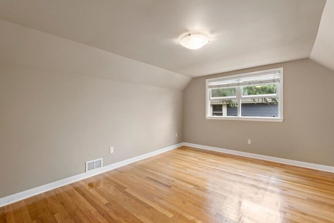 Building Photo - Nice 4-bed, 2-bath single-family home with air-conditioning near Hawthorne Hill in Seattle for rent!