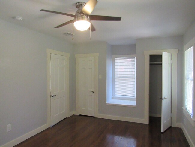 Building Photo - 2 Bedroom in Alamo Heights!