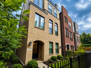 Building Photo - City Living with Skyline Views!