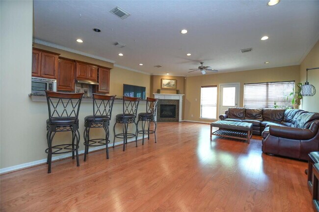 Building Photo - 3 Bed Single-Family Home in Timbergrove Terrace 77008 in Gated Community