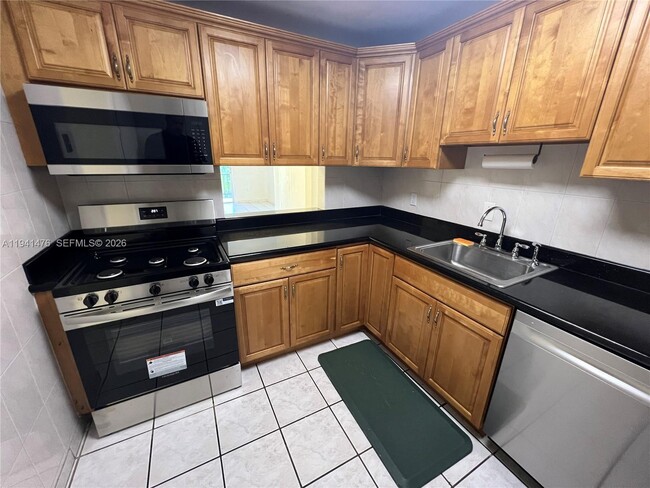 Building Photo - 6900 N Kendall Dr