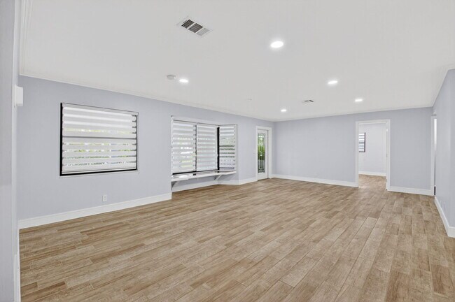 Building Photo - 725 Heron Dr