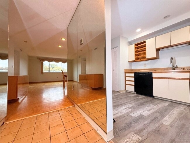 Building Photo - 1850 Beacon St