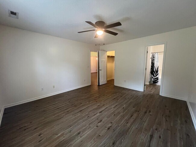 Building Photo - 3290 Valencia Dr