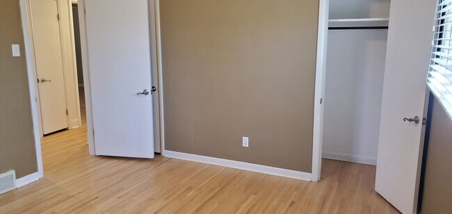 Building Photo - 4 bd, 2 ba, old SW Columbia, corner lot, great shape, fenced, hardwoods, W/D