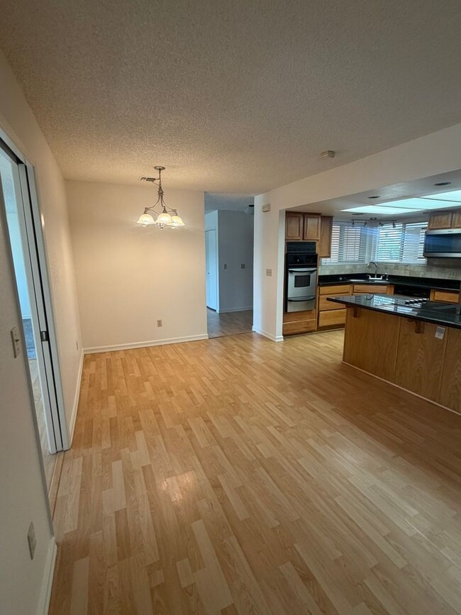 Building Photo - Charming 3 bedroom 2 bathroom home located in Hanford