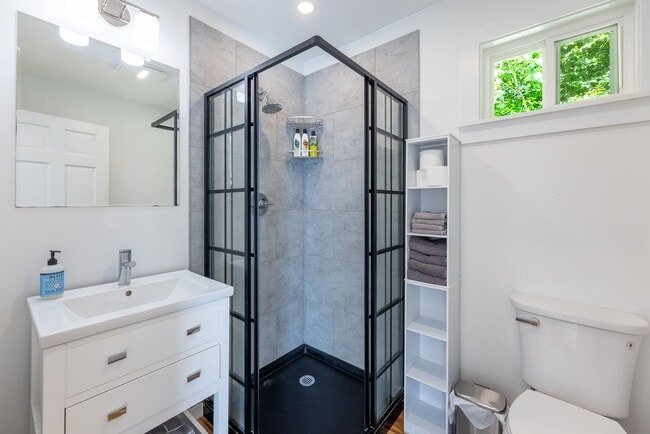Building Photo - 5 month lease- Fully Furnished One bedroom...