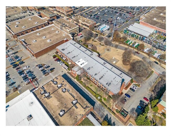 Building Photo - 1261 Caroline St NE