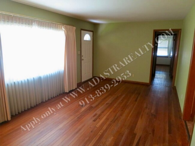 Building Photo - Beautiful 3 Bed/1 Bath Home in KCMO-Availa...