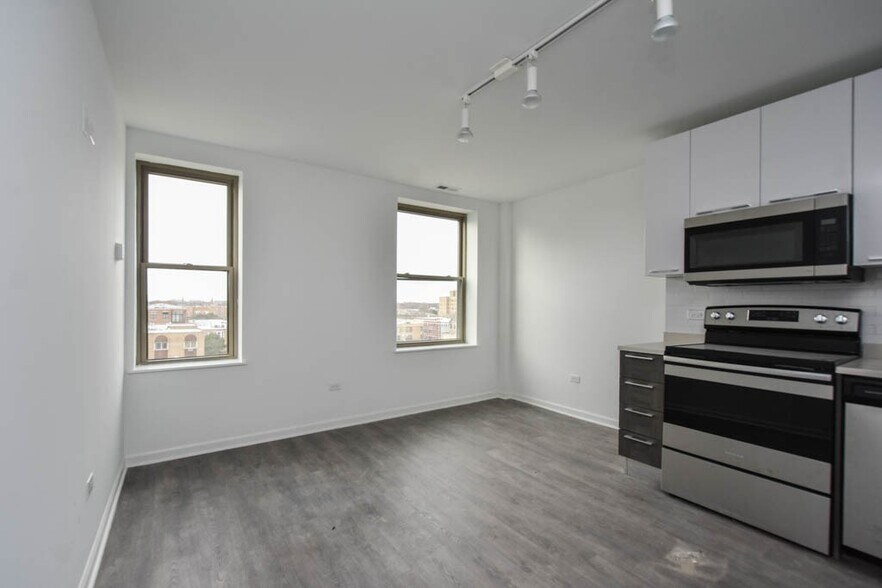Building Photo - 940 W Winona St