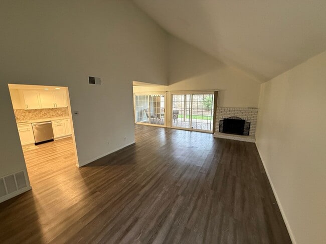 Building Photo - Beautiful 4-Bedroom Home in the Heart of Valencia!