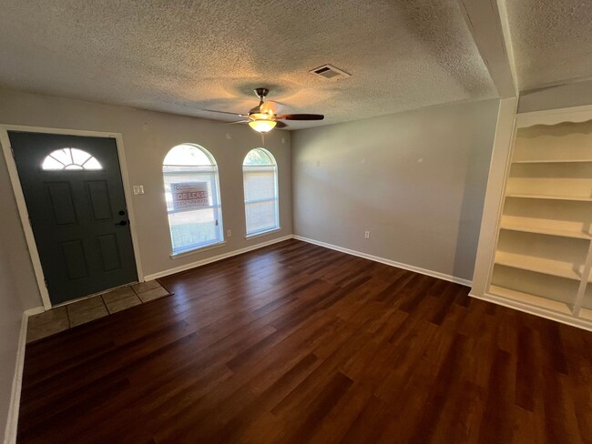 Building Photo - 3 bedroom, 2 bathroom home in Baton Rouge,...