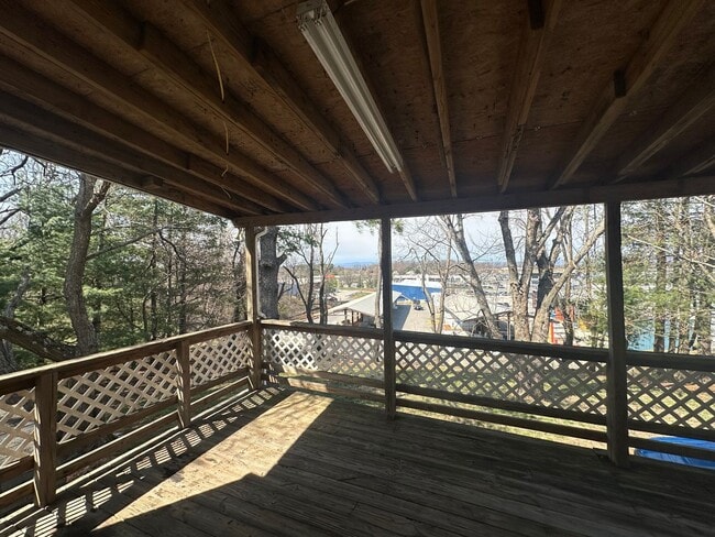 Building Photo - 4 Bedroom 2 Bath House