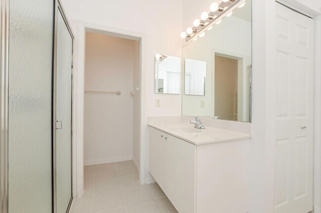Building Photo - 522 SW Indian Key Dr