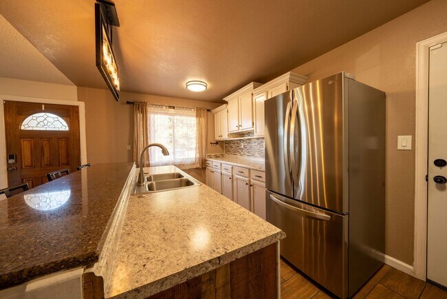 Building Photo - ***MOVE IN SPECIAL*** $500 OFF 1st MONTH'S...