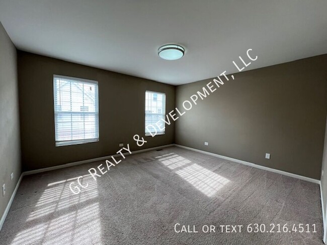 Building Photo - *** BACK ON MARKET / END UNIT TOWNHOUSE / ...