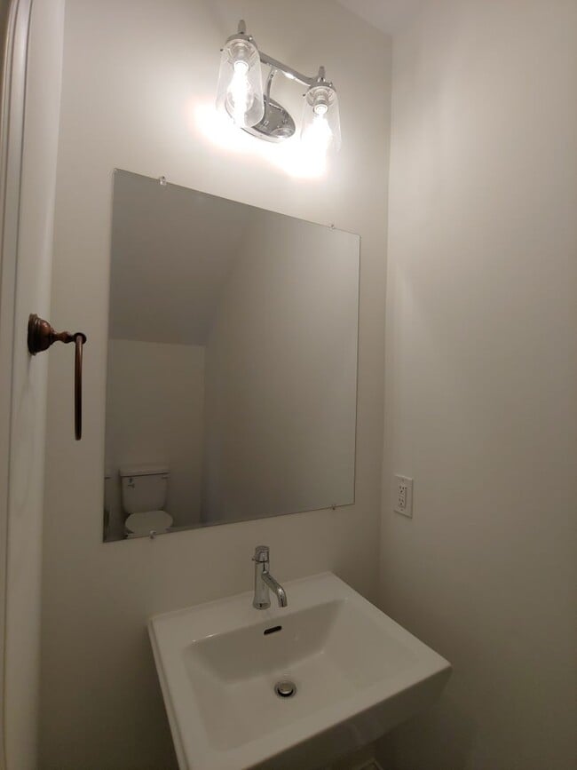 Building Photo - 3 Bedroom, 2.5 Bath Townhome Close to UTC!